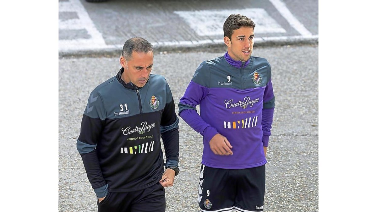 Jaime Mata, ayer junto al segundo entrenador, Ángel Rodríguez.-P. REQUEJO