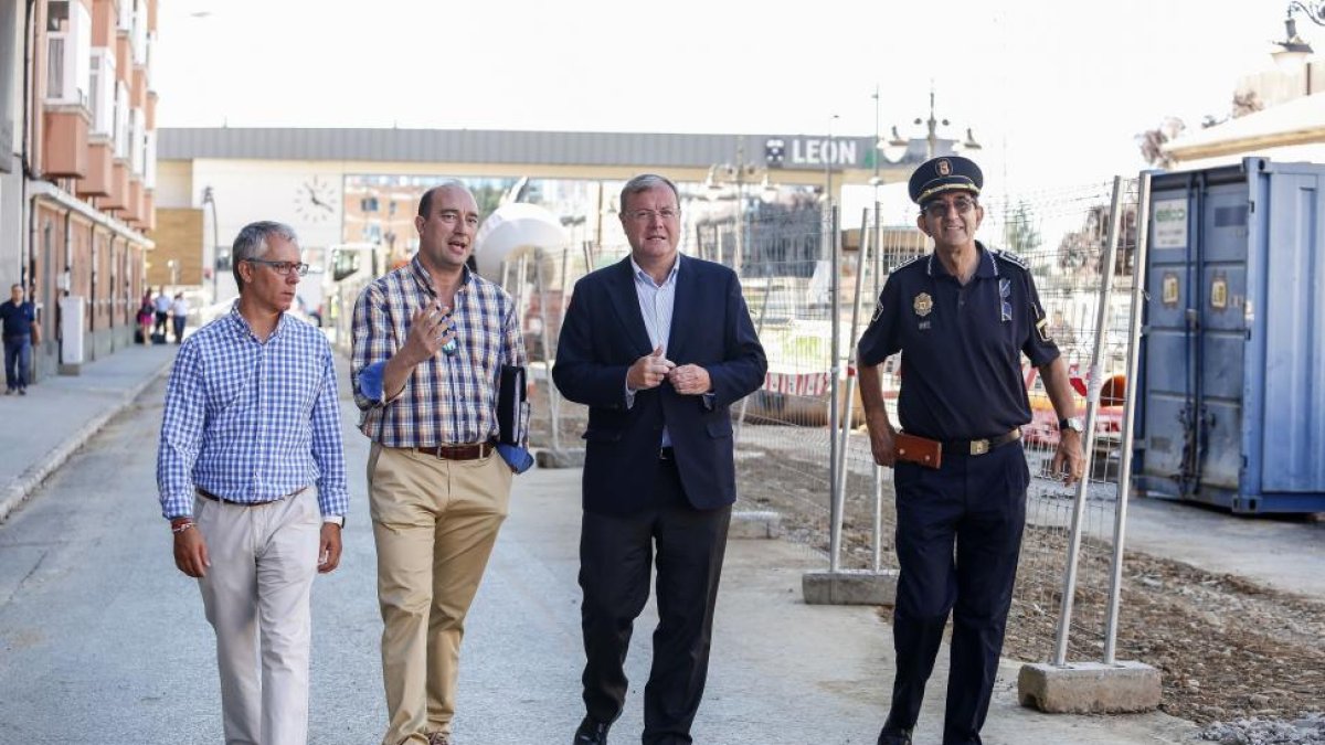 El alcalde de León, Antonio Silván, visita las obras del colector de la calle Astorga, que contará con más de 1.400 metros de nueva red de aguas, junto al concejal de Infraestructuras, José María López Benito (I).-ICAL