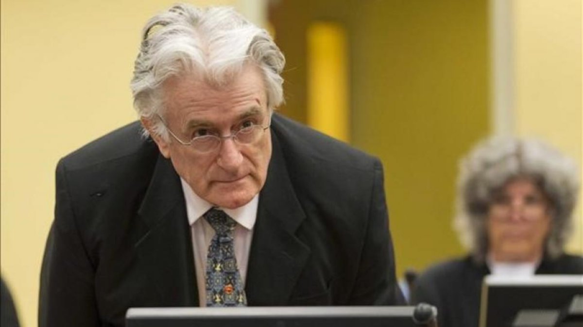 El exlider serbobosnio Radovan Karadzic durante su juicio en el Tribunal Penal Internacional para la antigua Yugoslavia en La Haya, Holanda.-EFE