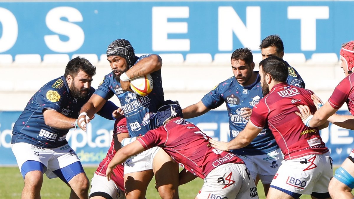 Moala inicia una jugada ofensiva siendo placado por dos jugadores deCisneros en presencia de Alberto Blanco. LOSTAU