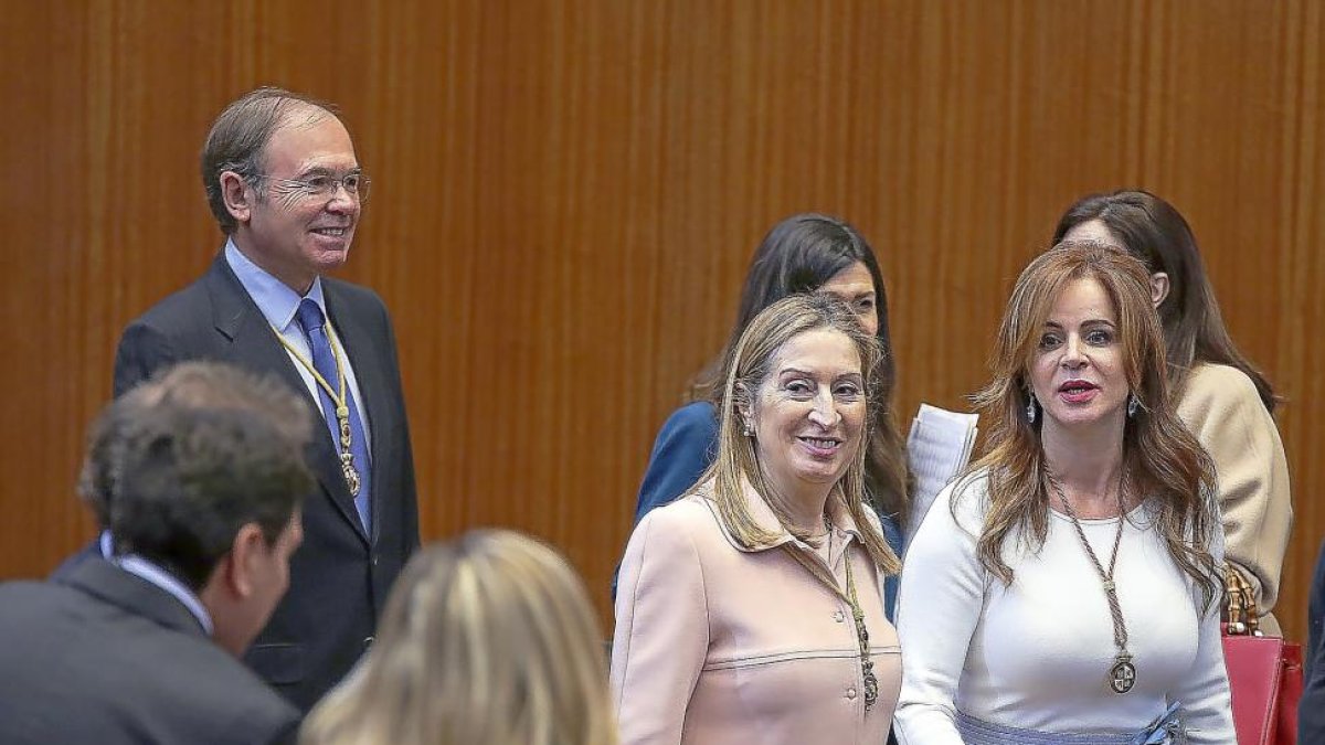 Pío García-Escudero, Ana Pastor y Silvia Clemente durante el acto de conmemoración.-ICAL