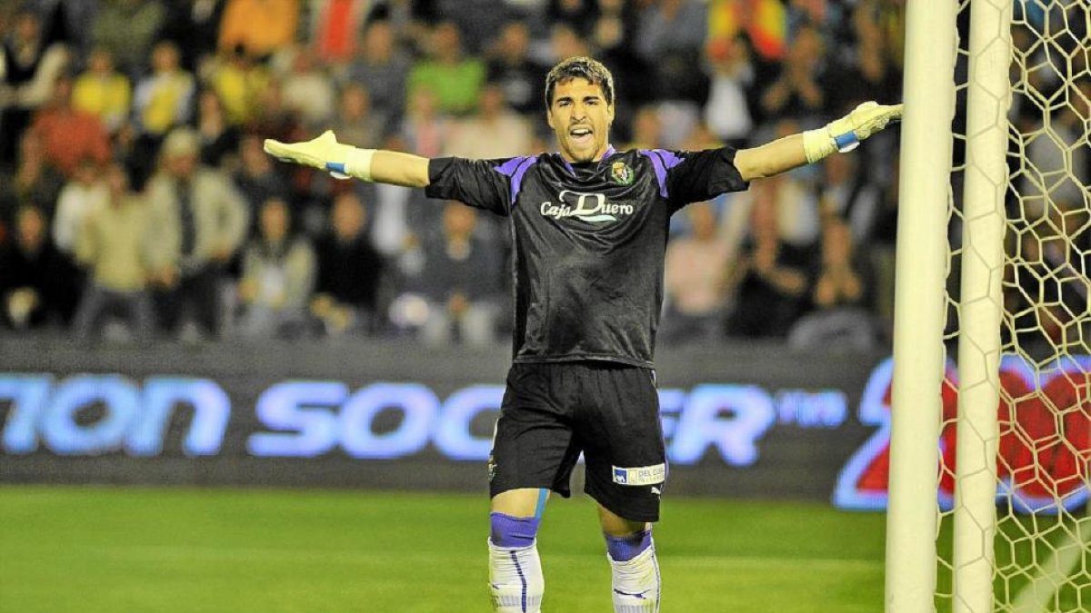 Asenjo reclama al línea durante su etapa blanquivioleta-MONTSE ÁLVAREZ