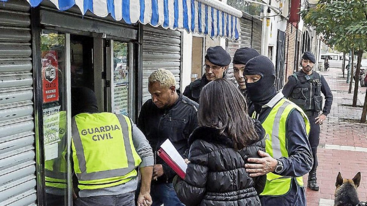 La Policía registra el bar Midas en la operación de 2015.-M.Á.SANTOS