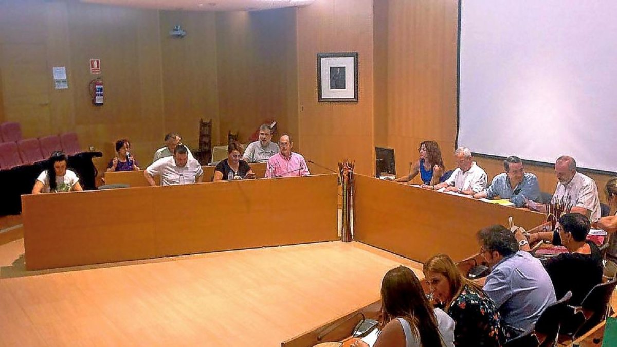 Pleno celebrado ayer en el Ayuntamiento de Laguna de Duero.-EL MUNDO