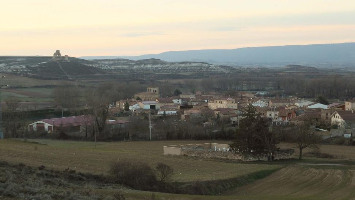 En la localidad de Rojas de Bureba la vía del tren estará físicamente pegada a la tapia del camposanto.-G. GONZÁLEZ
