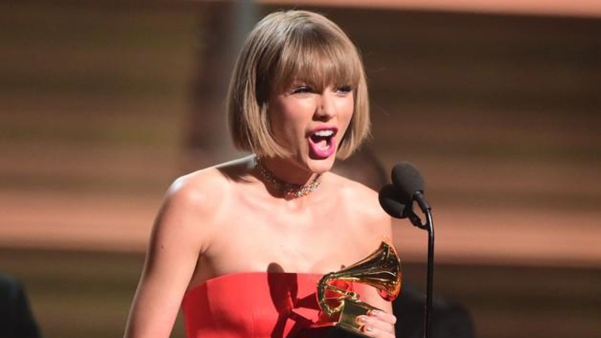 Taylor Swift, durante su discurso de aceptación del premio al mejor álbum del año por '1989'.-AFP / ROBYN BECK