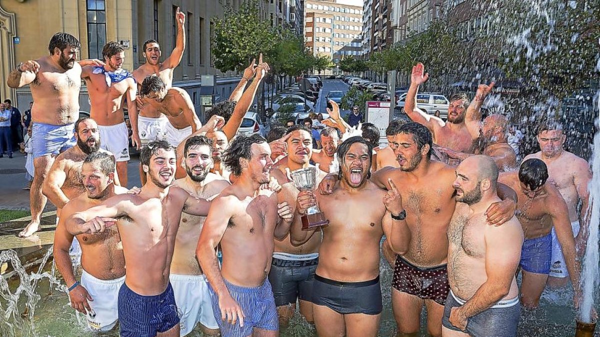 Los jugadores del VRAC Quesos Entrepinares celebran el triunfo en la Supercopa en la fuente de la Plaza Madrid.-MIGUEL ÁNGEL SANTOS