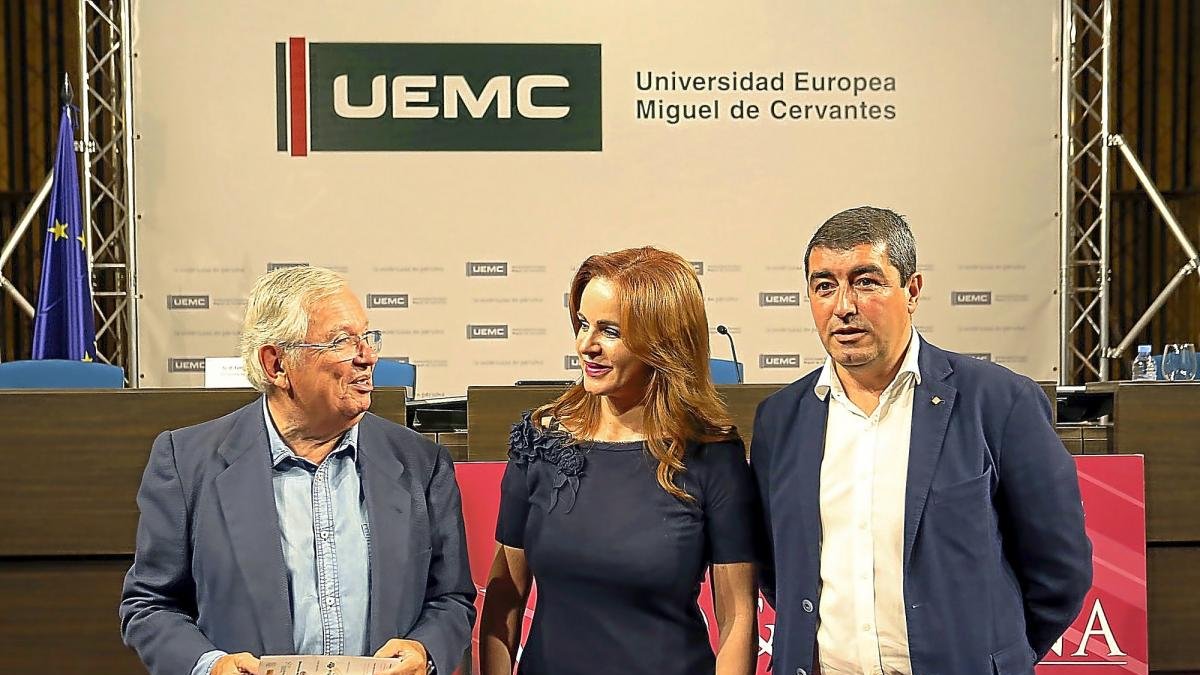Fernando Jáuregui, Silvia Clemente y Pablo Lago, antes del debate ‘Vivencias relacionadas con el vino, la política, la vida y el periodismo’.-ICAL