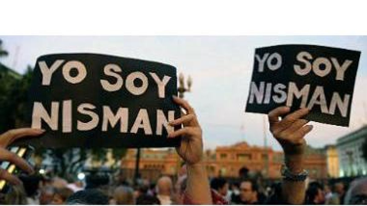 Carteles en apoyo del fiscal Alberto Nisman, durante una concentración para reclamar que se aclare su muerte, este lunes en Buenos Aires.-Foto: AFP / ALEJANDRO PAGNI