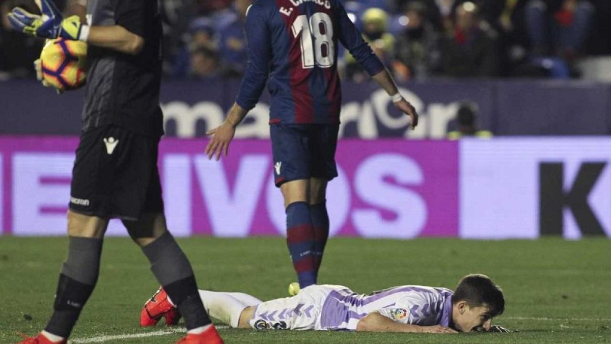 Toni se lamenta tras una ocasión desaprovechada en el partido disputado ayer en el Ciudad de Valencia, mientras Oier se dispone a sacar de portería.-PHOTO-DEPORTE