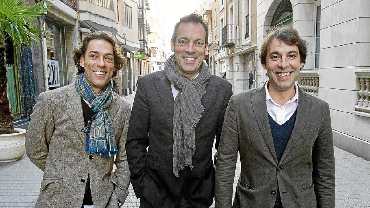 Los hermanos Raúl, Manuel y Óscar Qujano llegan hoy al teatro Carrión con su gira ‘La vida no es La la la’.-J. M. LOSTAU