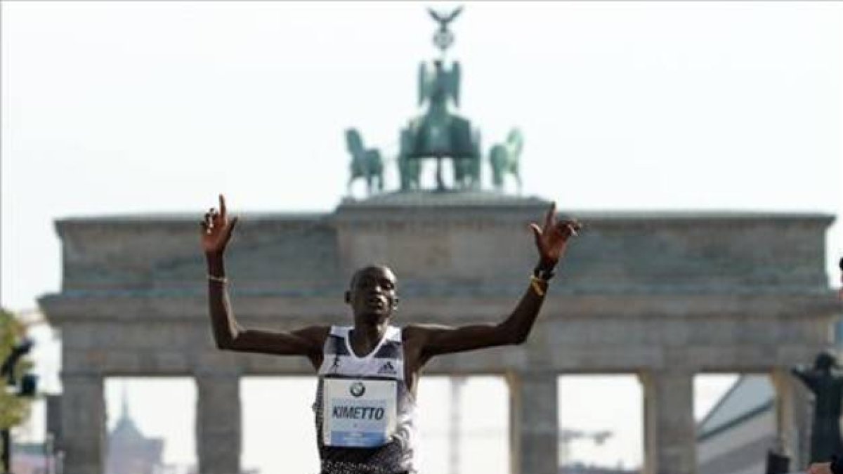 El keniata cruza la línea de meta y gana la maratón de Berlín.-AP