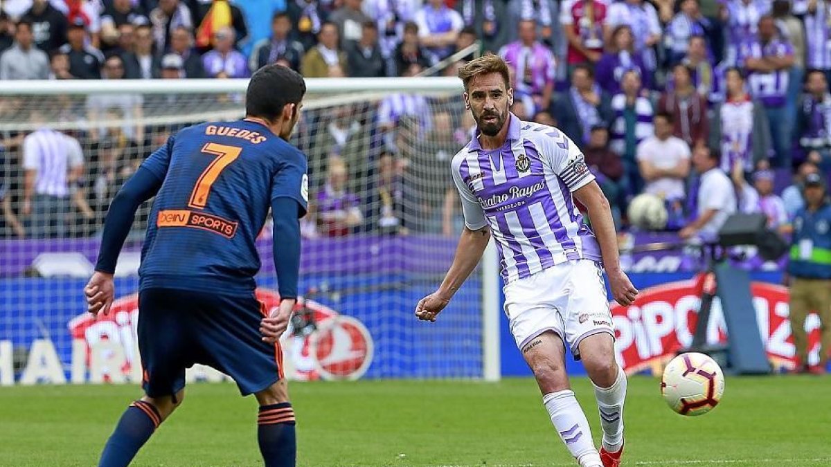 Borja da un pase ante la mirada de Guedes el día de su retirada en el Real Valladolid-Valencia.-J. M. LOSTAU