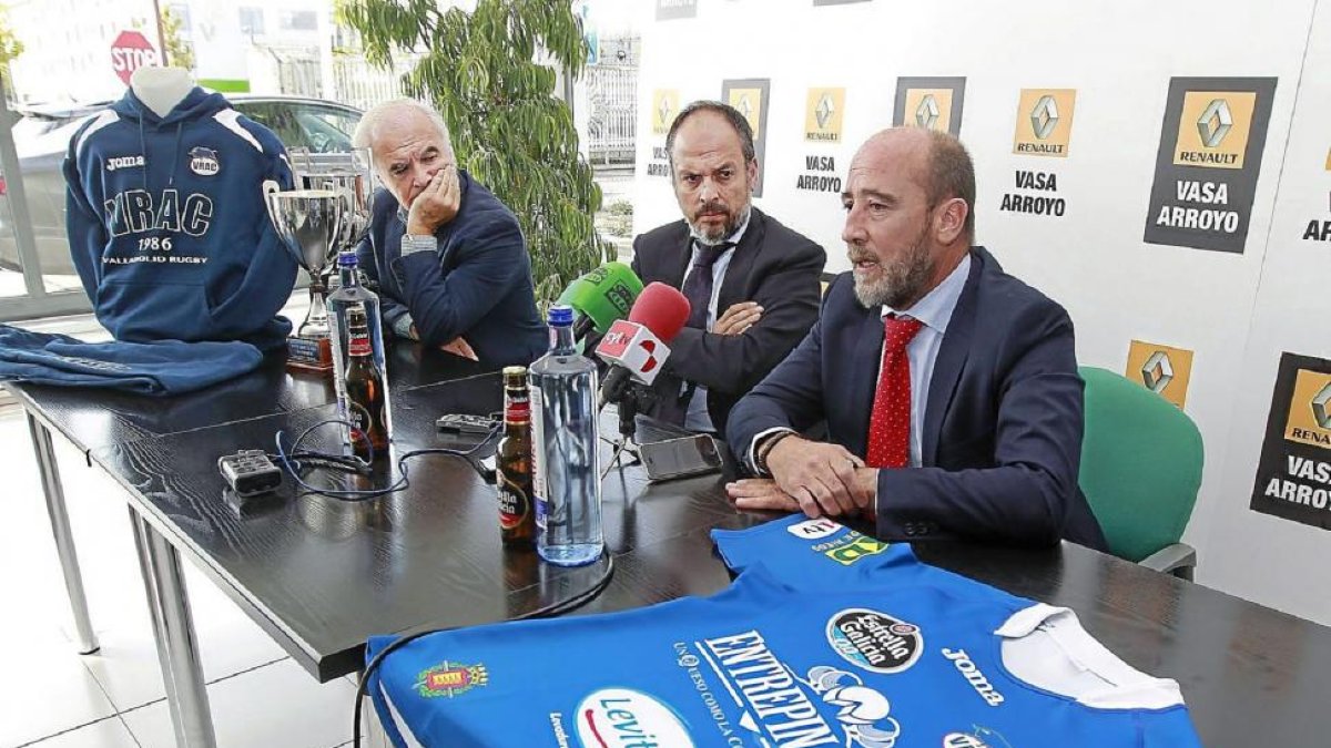 Valentín-Gamazo (d.) durante una presentación junto a Garrote-J. M. LOSTAU
