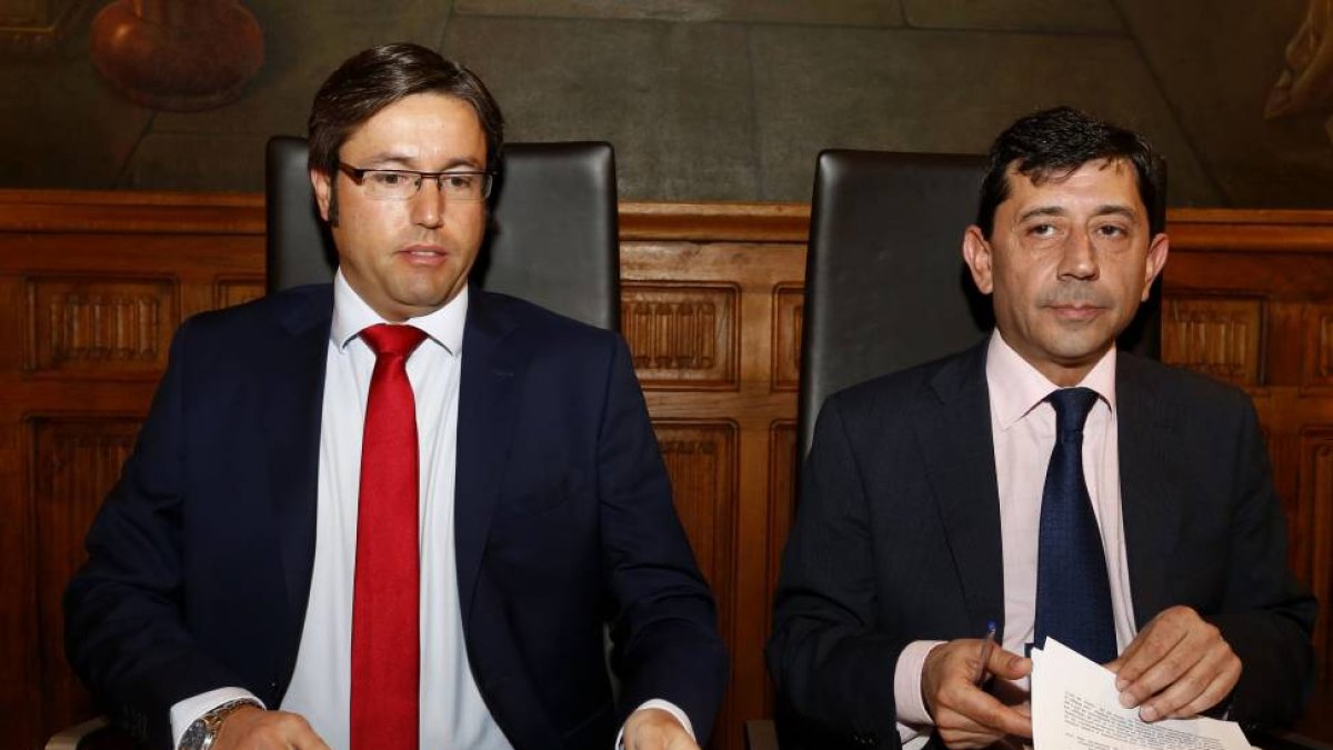 El presidente de la Diputación de León, Emilio Orejas y el portavoz del Partido Popular, Jaime González-Ical
