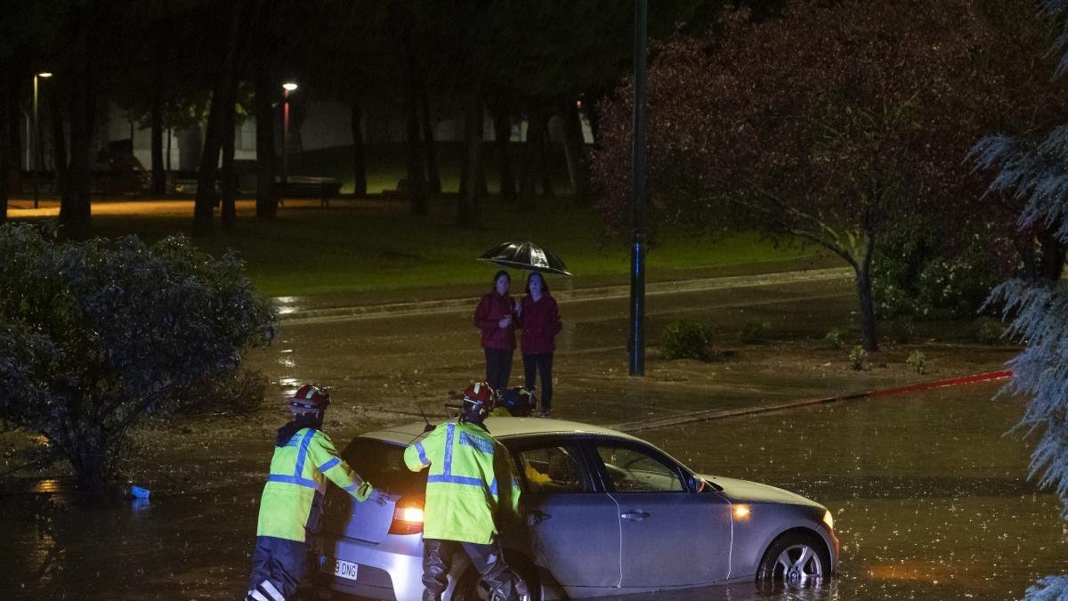 Los servicios de emergencias rescatan un vehículo de la calle Joaquín Acosta.-ICAL