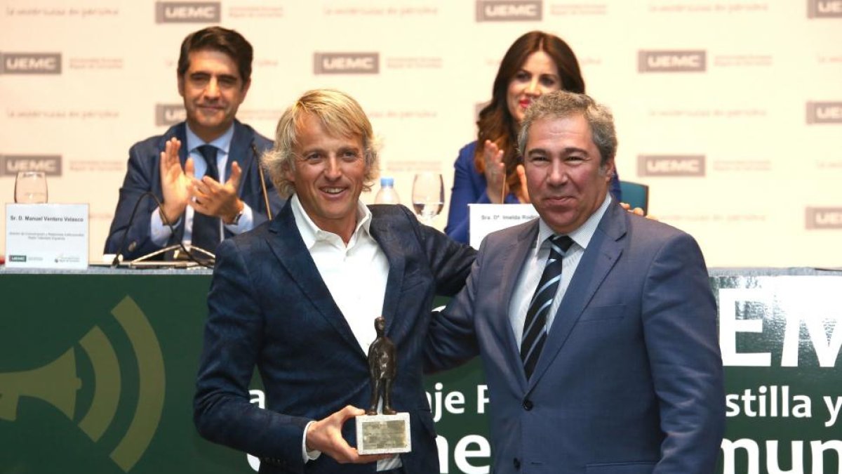 El director del Diario de León, Joaquín Sánchez Torné, entrega el premio a Jesús Calleja-ICAL