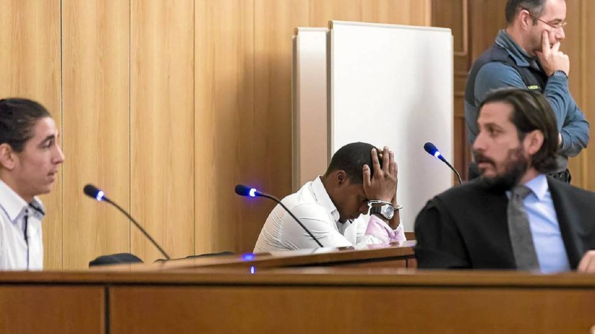 Dos de los acusados antes del comienzo del la primera sesión del juicio-M. Á. SANTOS