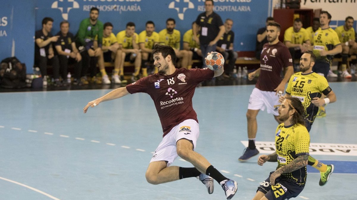 Álvaro Martínez lanza en un partido en huerta del rey ante el Bidasoa. / EM