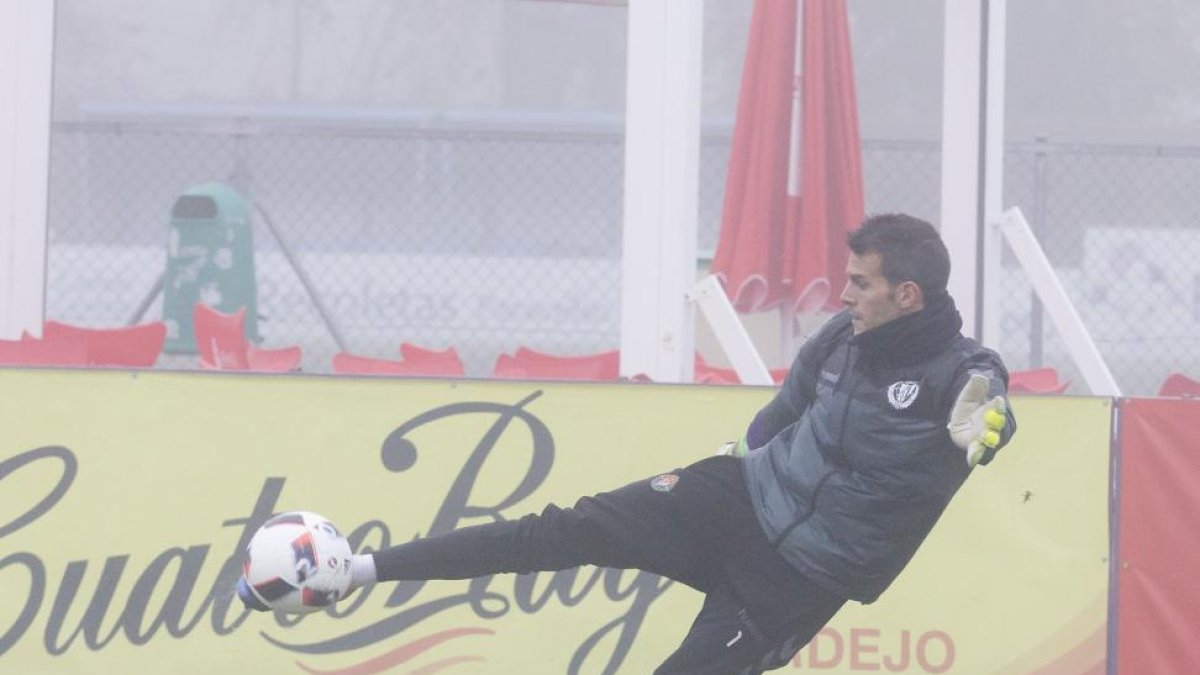 El guardameta Pau Torres saca de puerta durante el entrenamiento de ayer.-PABLO REQUEJO