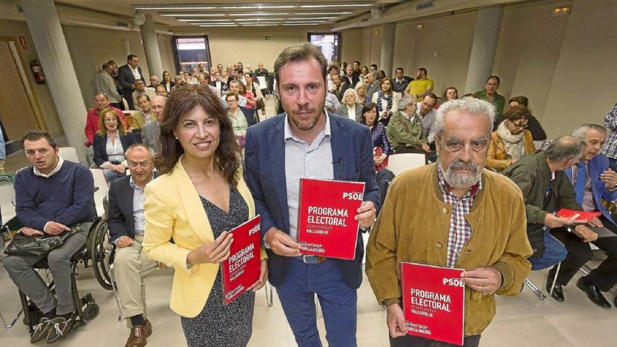 Óscar Puente flanqueadopor Ana Redondo y por Tomás Rodríguez Bolaños, antes de presentar su programa en la Casa Revilla-P. REQUEJO