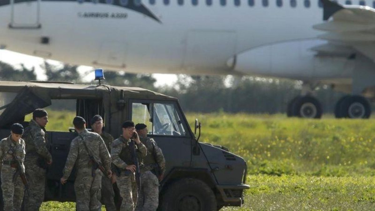 Soldados malteses junto al avión secuestrado.-REUTERS / DARRIN ZAMMIT LUPI
