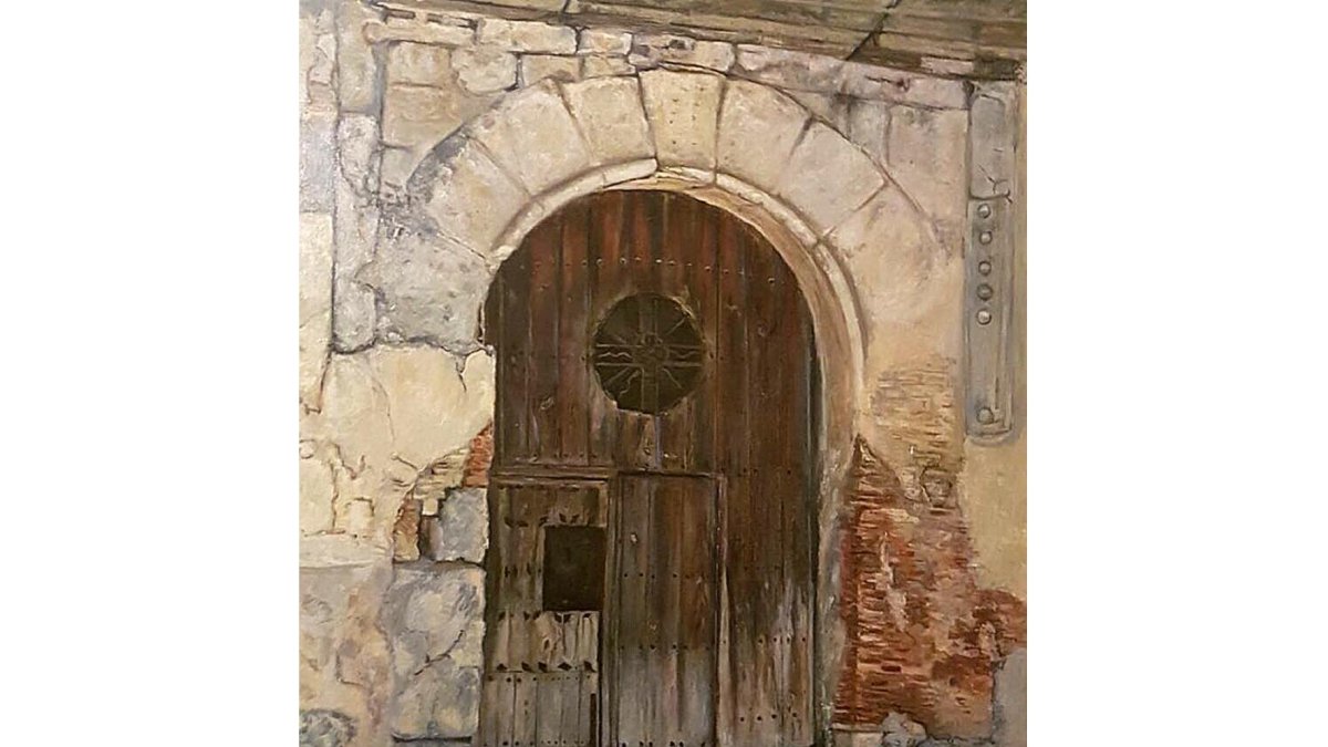 En la imagen se observa la antigua puerta de madera ubicada en un lateral de la iglesia de San Miguel de Villalón de Campos.-VILLALÓN VIVE