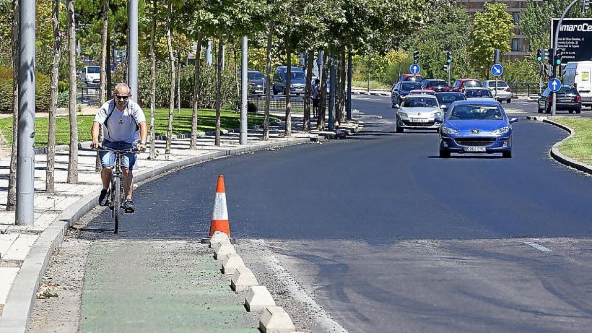 Un ciclista circulando por uno de los tramos de las vías vallisoletanas en los que ya se ha eliminado la mitad de los bordillos.-Pablo Requejo
