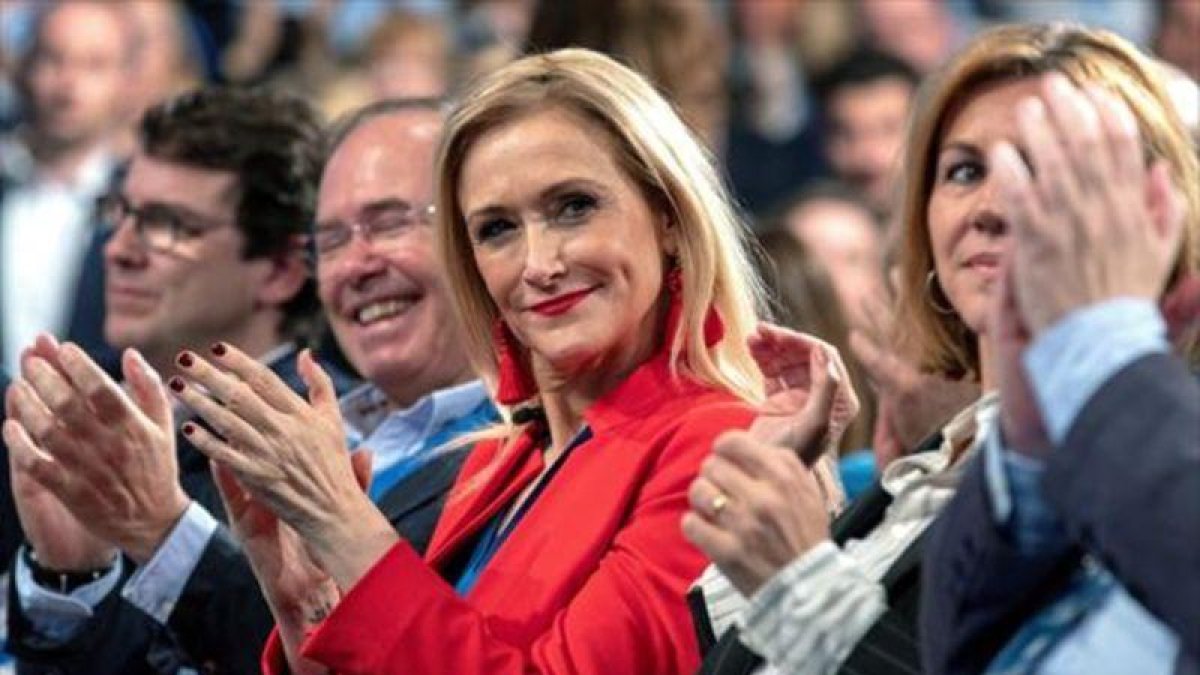 Cifuentes, entre Pío García-Escudero y Cospedal, este sábado en Sevilla.-EFE / RAFA ALCAIDE / JULIO MUÑOZ