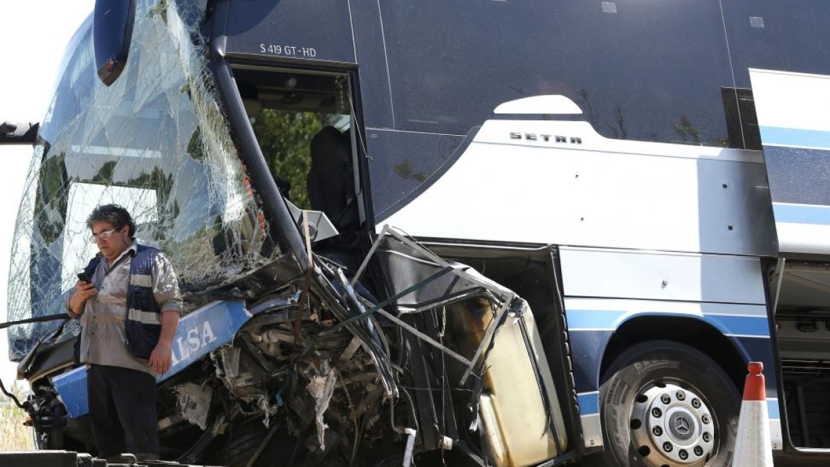 Un fallecido en una colisión entre un autobús y un turismo en la N-120 a la altura de Hospital de Órbigo (León).-ICAL