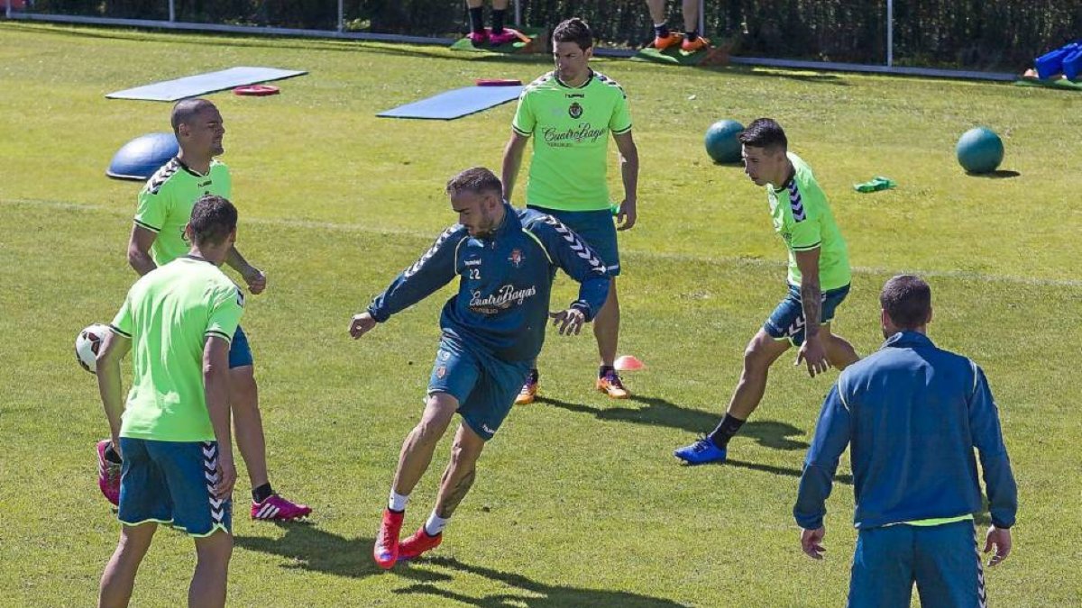 Roger, en el centro durante un rondo en un entrenamiento.-Pablo Requejo