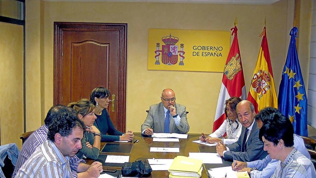 Luis Antonio Gómez Iglesias preside la reunión del Programa de Fomento del Empleo Agrario, ayer.-EL MUNDO