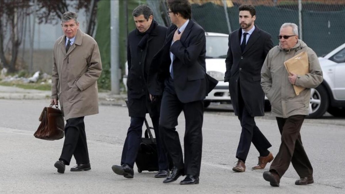 El exalcalde de Santa Coloma de Gramenet Bartomeu Muñoz a su llegada a la Audiencia Nacional con sus abogados.-JOSE LUIS ROCA