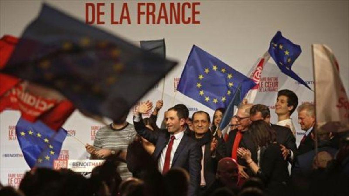 El exministro de Educación y candidato socialista, Benoît Hamon, en un acto celebrado ayer el viernes en Lille.-AFP / PHILIPPE HUGUEN