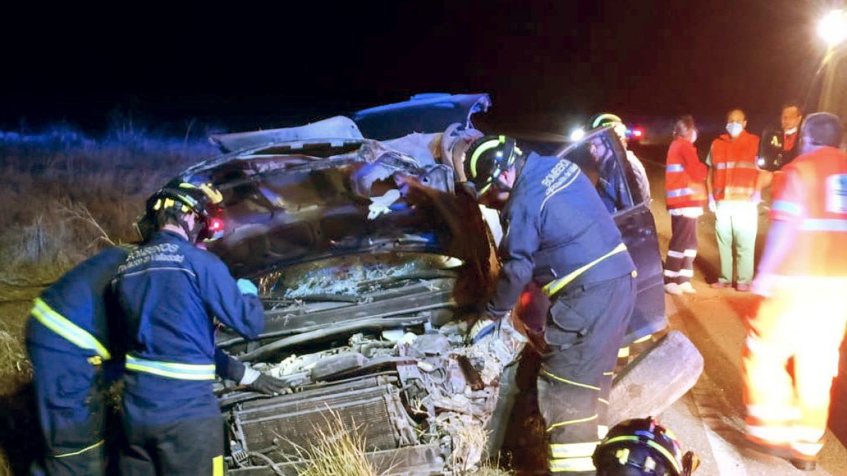 Accidente de tráfico en la carretera VP-3014, en Piñel de Arriba (Valladolid), en el que falleció una persona. Ical