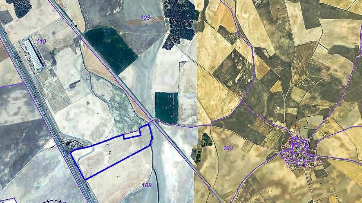 Situación de la futura planta fotovoltaica junto a la autovía A-6. Arriba, estado actual de los terrenos.-CASTASTRO / GGL SW