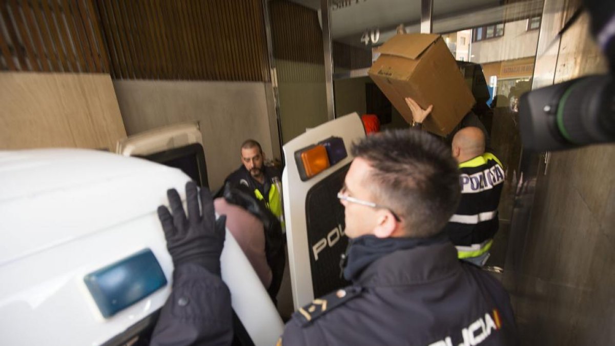 Varios policías durante el registro en el piso de los tres futbolistas al que asistieron los detenidos.-ICAL