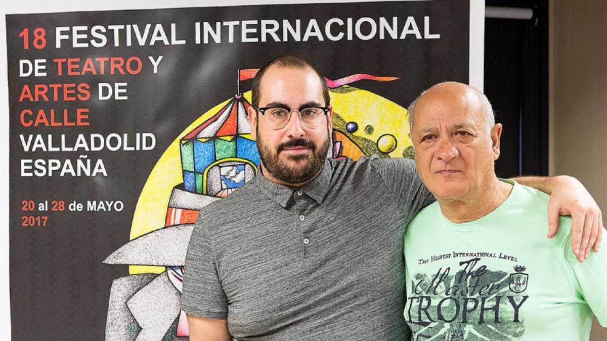 El director, actor y bailarín, Alberto Velasco junto con el director artístico del TAC Javier Martínez-Gerardo Sanz
