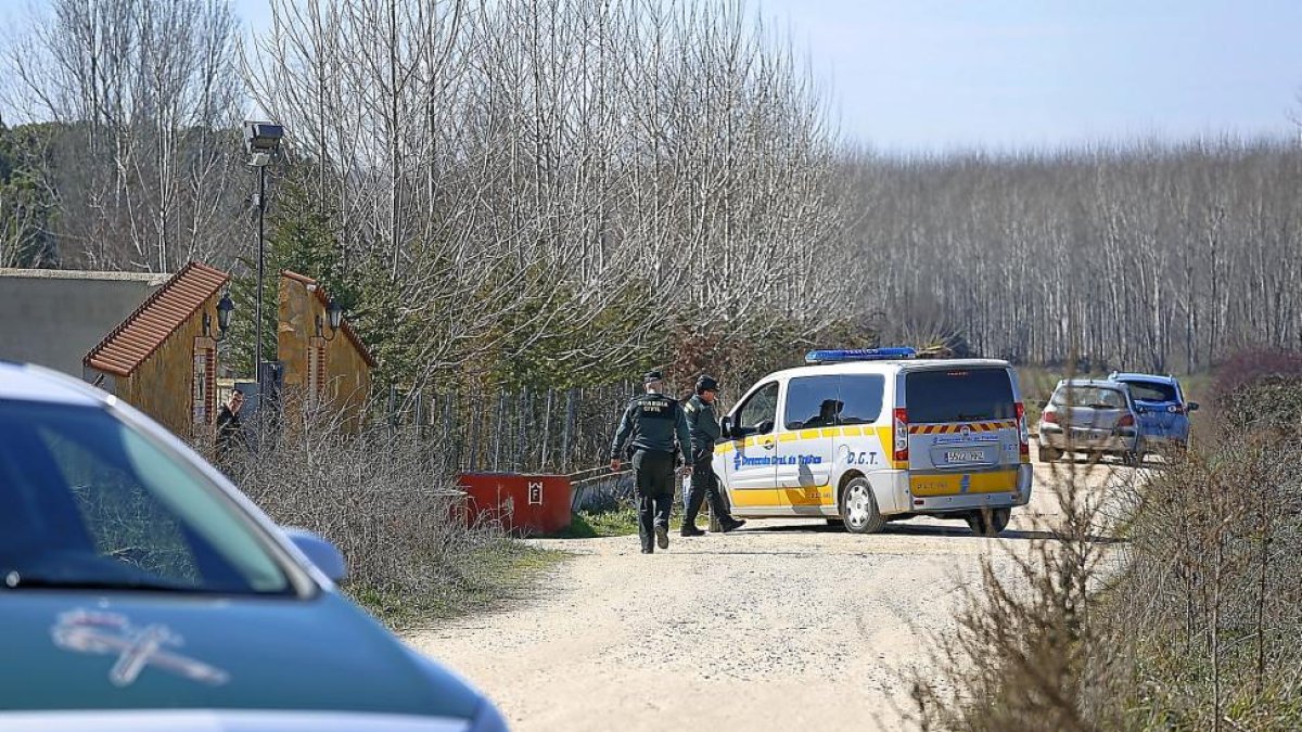 La Guardia Civil en la finca salmantina de Los Galguillos, donde apareció muerto un hombre con mordeduras de perro.-ICAL