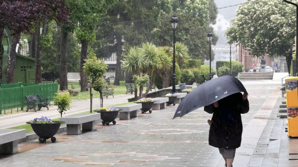 Una mujer se protege del viento durante un temporal del año pasado.-ICAL