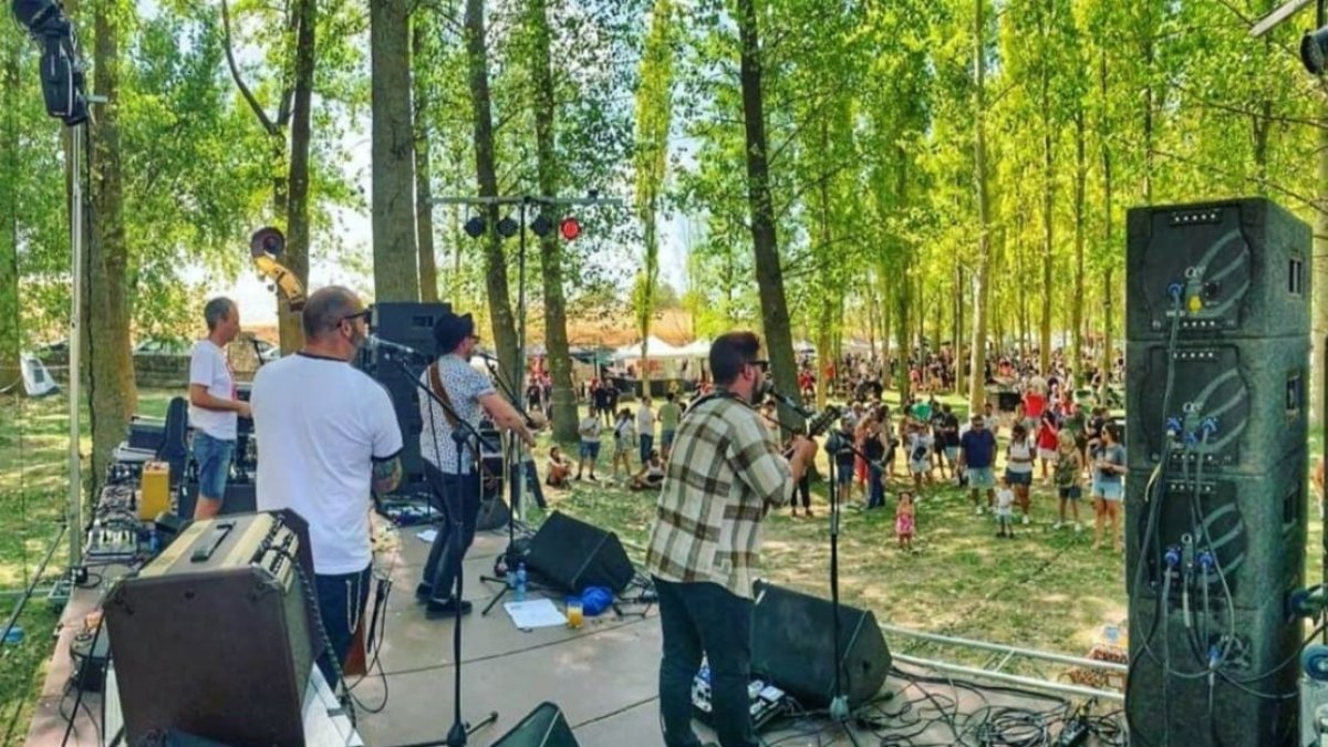 Artistas en el escenario del festival ‘El Milanito’ . - E.M.