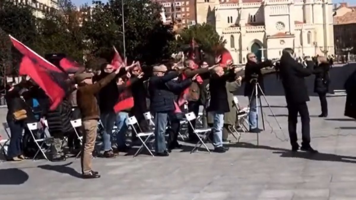 Un grupo de falangistas entona el 'Cara al Sol' en la plaza de Portugalete.- @BORJAFF