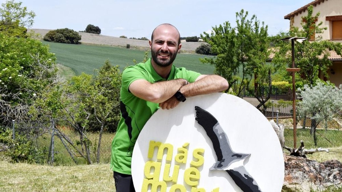 Enrique García a la puerta del Centro de Interpretación en Pañarrubias de Pirón.-ARGICOMUNICACIÓN