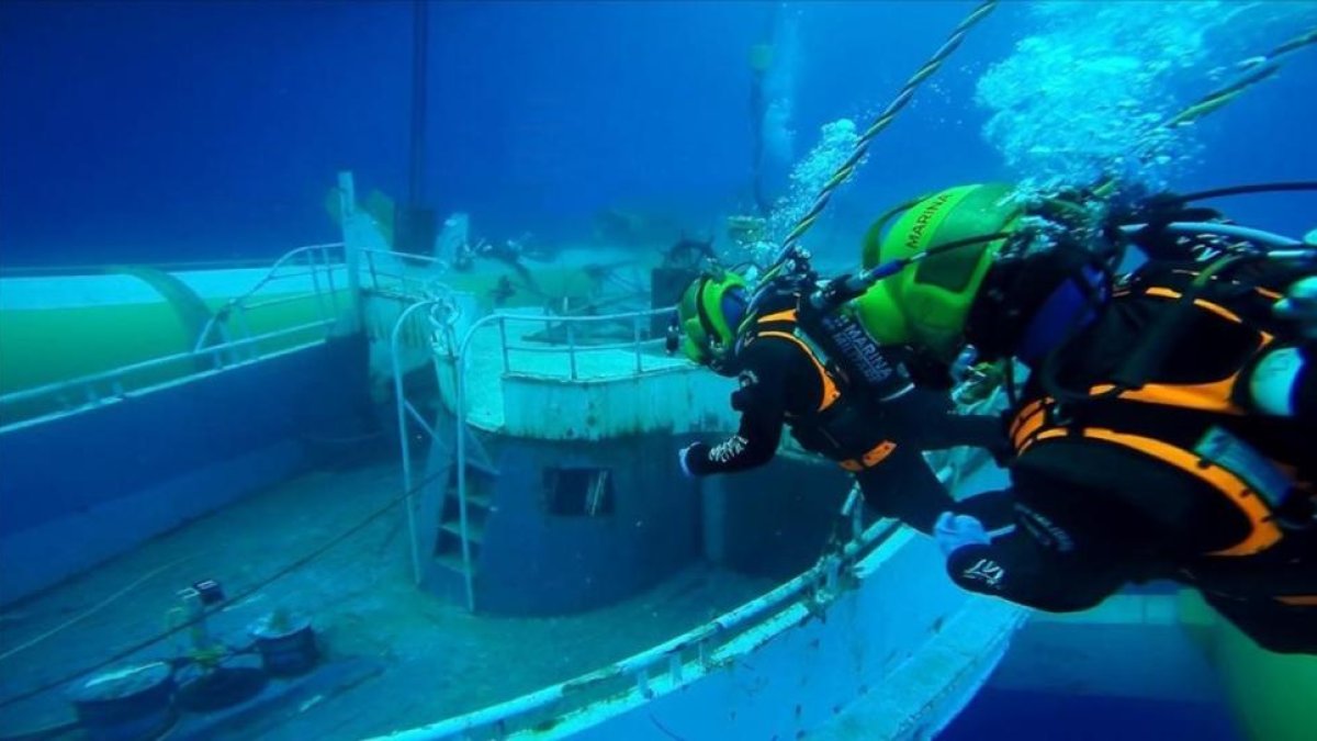 Un buzo participando en las labores de extracción del barco del fondo marino.-AP