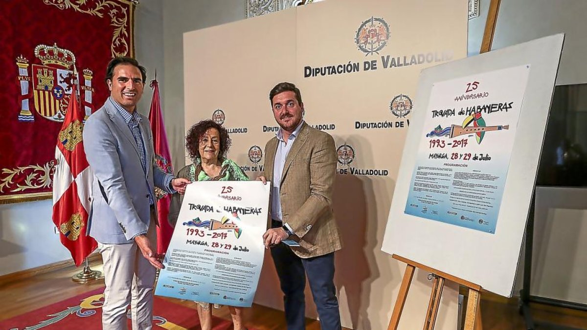 Guzmán Gómez junto a Teresa Pérez Daniel, presidenta de la Fundación de Habaneras y Alberto Magdaleno.-E.M.