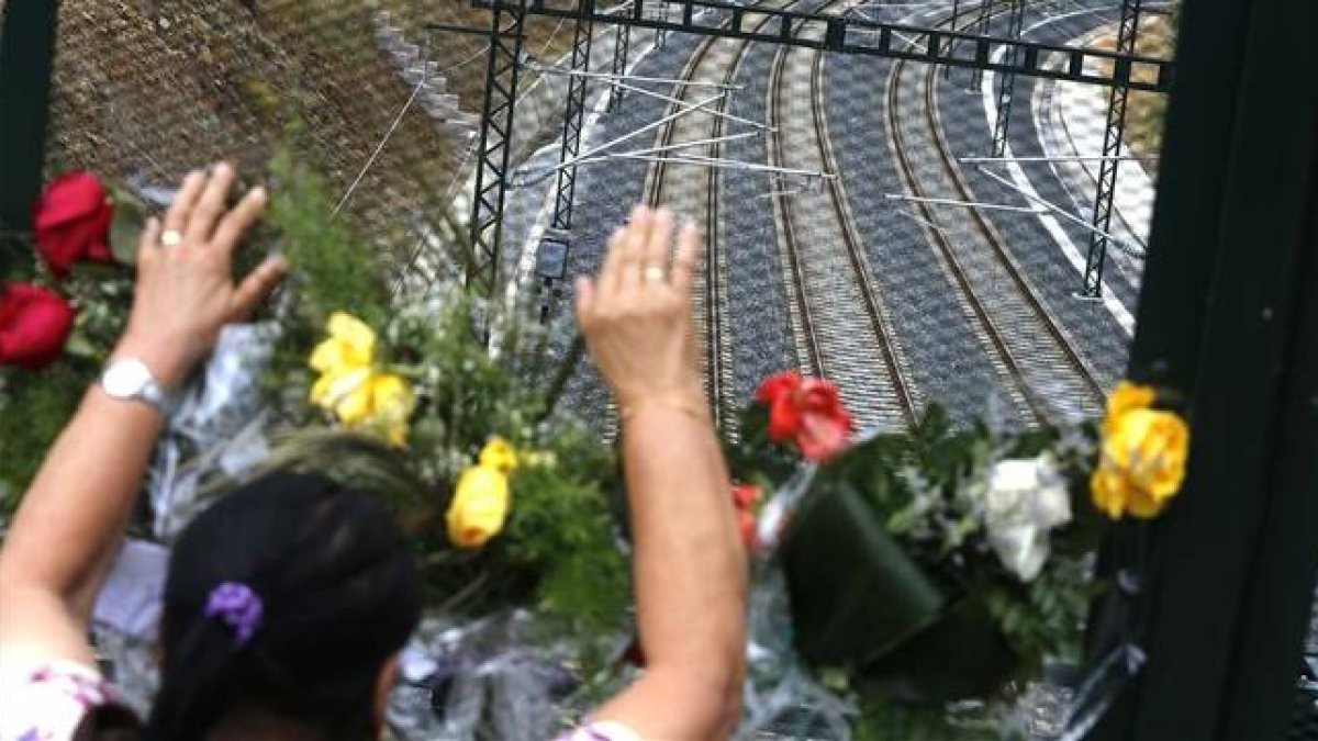 Flores cerca del lugar del accidente del Alvia, en julio del 2013.-EL PERIÓDICO