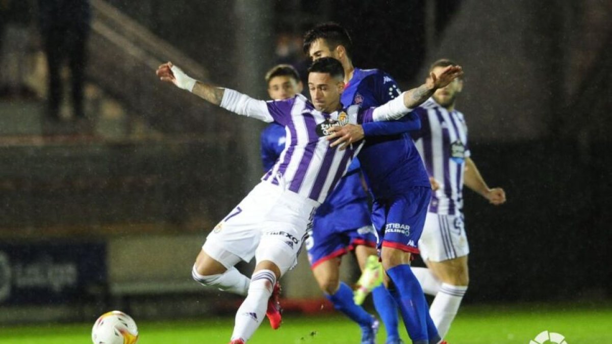 Sergio León pugna por el balón en el duelo de ida. / LA LIGA