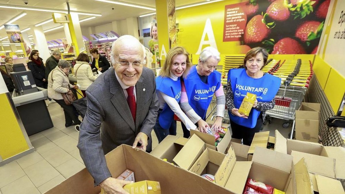 El presidente del Banco de Alimentos de Castilla y León y de Valladolid, Jesús Mediavilla, junto a tres voluntarias en plena recogida de alimentos, imagen de archivo - E.M.