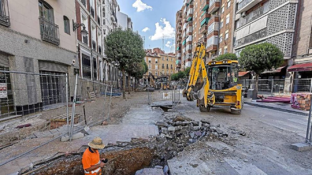 Operarios realizando las obras de remodelación de la red de abastecimiento de agua en la calle Esgueva.-Pablo Requejo