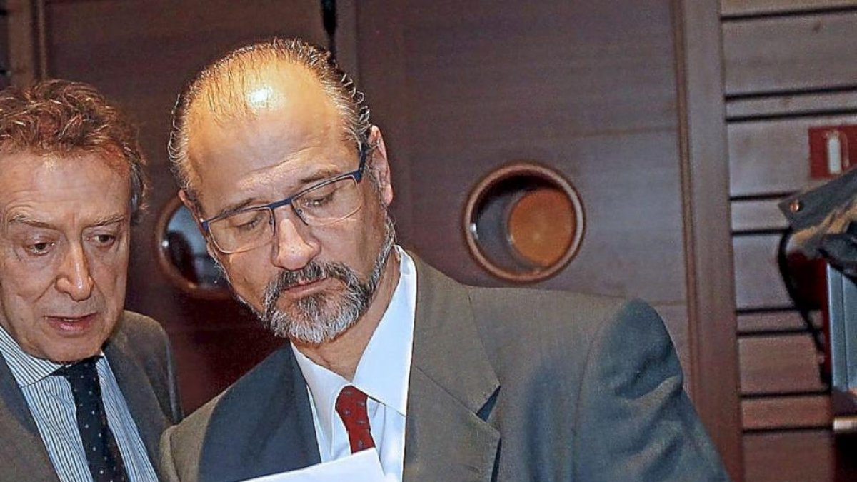 De Santiago Juárez junto a Luis Fuentes en un receso del pleno.-J.M. Lostau